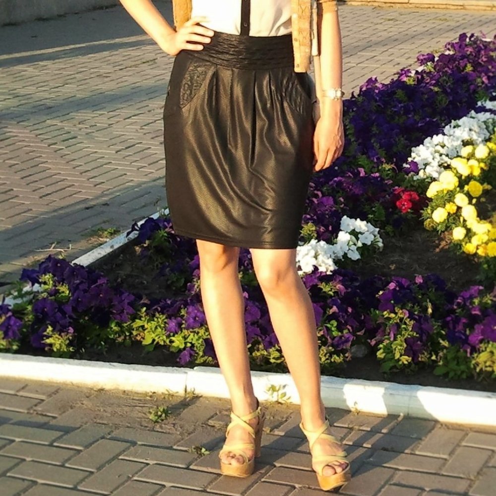 SALE Black embossed skirt, sz S